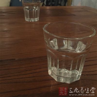 养成多喝水的习惯可以冲淡尿液，让尿液快速排出