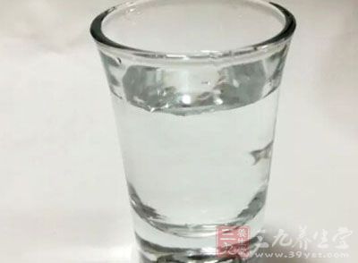 多喝白开水或者是清水,为体内补充水分,恢复体内水分平衡酒精有改变肌体细胞内外水分平衡的作用 多喝白开水或者是清水,为体内补充水分,恢复体内水分平衡酒精有改变肌体细胞内外水分平衡的作用