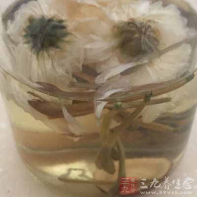 菊花，金银花，茉莉花均少许，泡水作茶饮