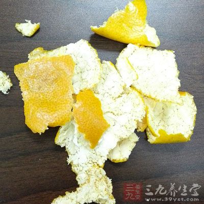 事先准备好鲜橘子皮