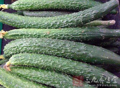 需要材料:新鲜黄瓜一根 需要材料:新鲜黄瓜一根