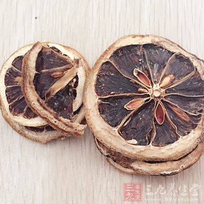 柠檬片和蜂蜜都要待水变温时加入