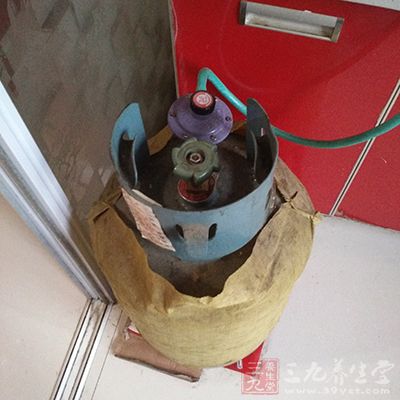 轻度中毒时,病人感头晕、乏力、恶心、呕吐、面色苍白 轻度中毒时,病人感头晕、乏力、恶心、呕吐、面色苍白