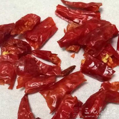 不宜大量食用含脂肪丰富的食物及辛辣炙之品