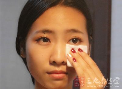很多女性朋友都喜欢将大把的护肤品抹在脸上