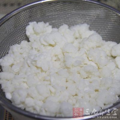 不过这“酵母菌”只是雪莲菌这个菌系中的其中一种，它还包括其他菌类，比如大家都知道的——乳酸菌