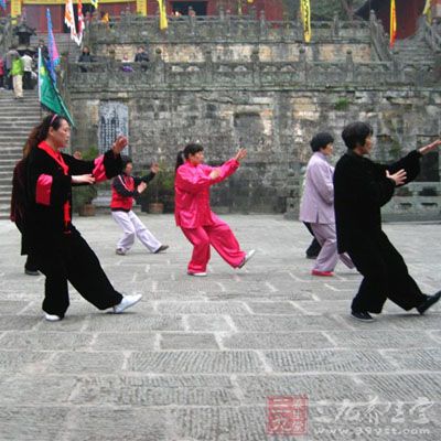 说说太极拳衣着要求对女性朋友的保护