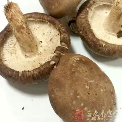 蘑菇50克，银耳50克，西红柿50克