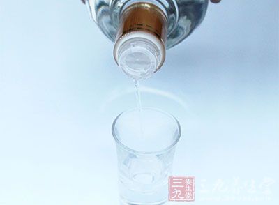 不要空腹飲酒空腹時(shí)酒精吸收快人容易喝醉