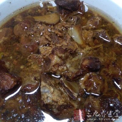 油腻食物不容易消化，食肉多容易造成多脂肪，也会让皮肤皮脂分泌旺盛