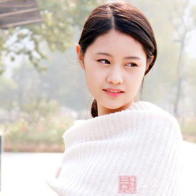 嘴角的粉刺惹人注意