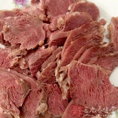 多吃一些性属温热的食品，如：牛肉、羊肉