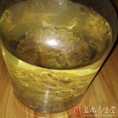 中药里的鹿茸是补肾，益精血，强筋骨的佳品