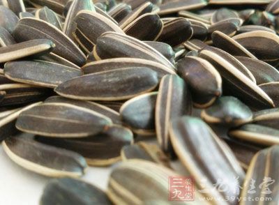 经常吃一小撮核桃仁或葵瓜子，它们富含维生素E。