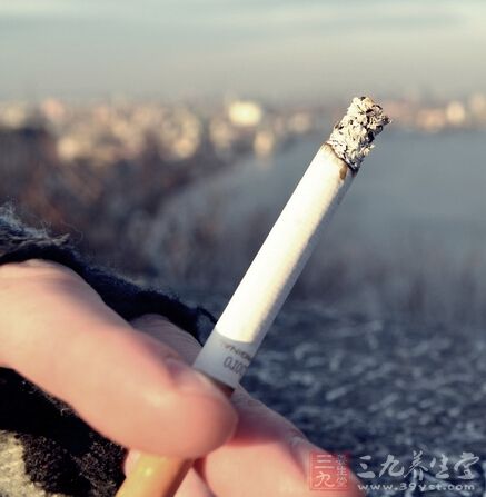 希腊科学家发现，那些每周至少有三次、每次至少有三十分钟被香烟烟雾缠绕的人，更加容易发展成肺癌患者