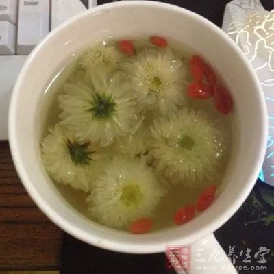 可以泡菊花茶，既能去火，又补充了水分