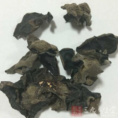 优质黑木木耳耳呈深黑色，耳瓣略展，朵面乌黑有光泽，耳背呈暗灰色，无结块