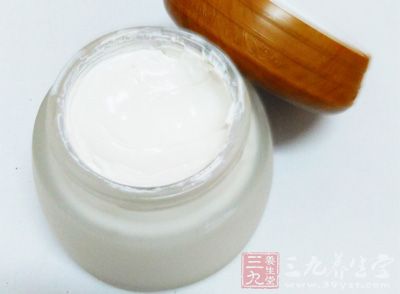 首先要想给肌肤充分的美白保养,当然首选美白面膜。 首先要想给肌肤充分的美白保养,当然首选美白面膜。