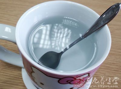 保湿：不要让皮肤干燥，经常喝水。