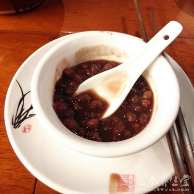 取猪肝50克、粳米250克洗净，加水煮粥，随量食用