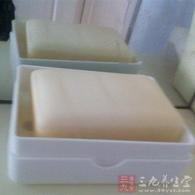 减少使用皂性洁肤品