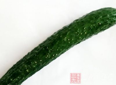 黄瓜具美肤功效，常见人将黄瓜片盖满脸