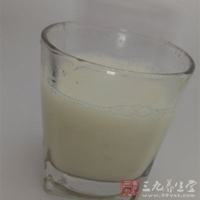 豆?jié){含有的植物性脂肪可以有效保護(hù)干燥肌膚