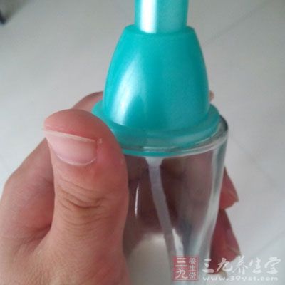 花露水的止痒消肿效果非常显着，涂抹后可避免红包扩大。