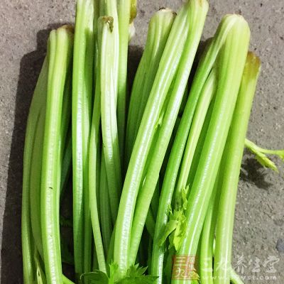 :①偏方疗法:鲜芹菜250 克,洗净,用开水烫约 2 分钟 :①偏方疗法:鲜芹菜250 克,洗净,用开水烫约 2 分钟