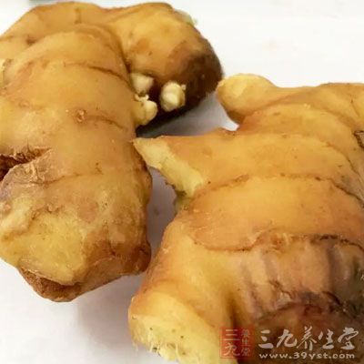 菠萝2小片，嫩姜2片，蜂蜜适量