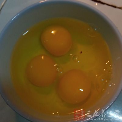 将蛋清从鸡蛋里分离出来