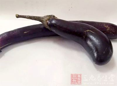 用茄子根和盐煮的水洗脚,即可治好脚气。 用茄子根和盐煮的水洗脚,即可治好脚气。