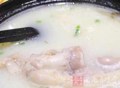 鸡皮与鸡骨熬成的汤中含有大量的硫酸软骨素