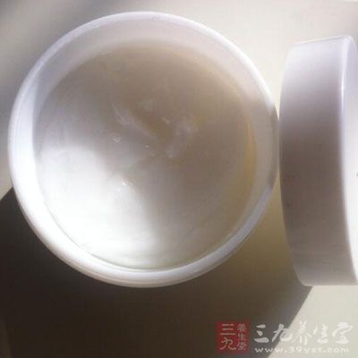 如果在临睡前感到皮肤有些干涩，可在脸上和颈部喷上含薰衣草精油的水