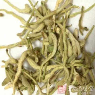 将金银花、玫瑰花等煎汤，乘浴水温热时直接洗浴面部或毛发的一种方法