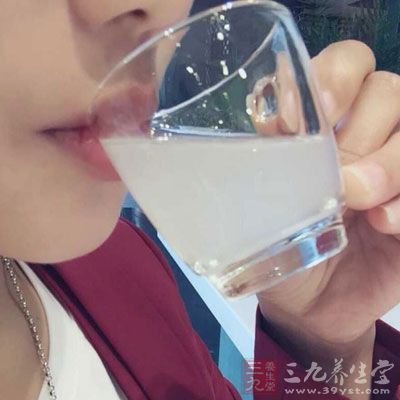 喝含天然草本美肌源的胶原蛋白