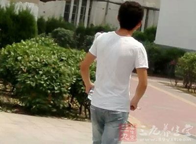 拿女友与妈妈的保养品充数使用 拿女友与妈妈的保养品充数使用