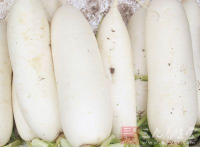 多吃些碱性食物,如萝卜、苹果、葡萄、菠菜等 多吃些碱性食物,如萝卜、苹果、葡萄、菠菜等