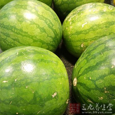 經(jīng)前和經(jīng)期應(yīng)忌食生冷寒涼食品，如西瓜