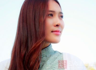 你属于油性发质,到了夏天,油脂分泌更加旺盛 你属于油性发质,到了夏天,油脂分泌更加旺盛