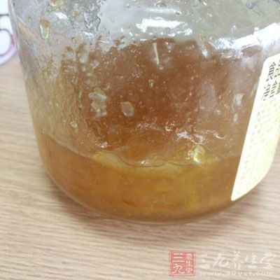 蜂蜜与蛋清也能够有效滋养皮肤