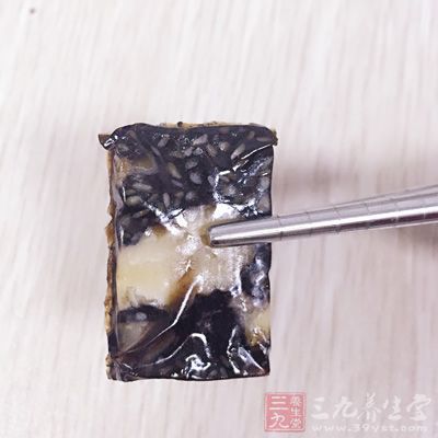 可裝入雙層塑料袋內(nèi)封口，置陰涼干燥處保存，夏天好貯放于密封的生石灰缸中