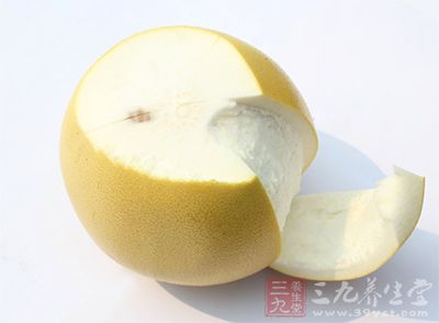 现柚子正大量上市,饮柚皮水可降血脂,预防与高血脂相关的疾病。 现柚子正大量上市,饮柚皮水可降血脂,预防与高血脂相关的疾病。