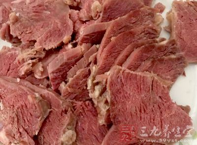记者卧底假牛肉市场 五香肉实为老母猪肉