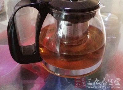 红茶是温性的，比较适合冬天来饮用，而且红茶还可以解油腻，冬天吃肉多了可以喝杯红茶哦