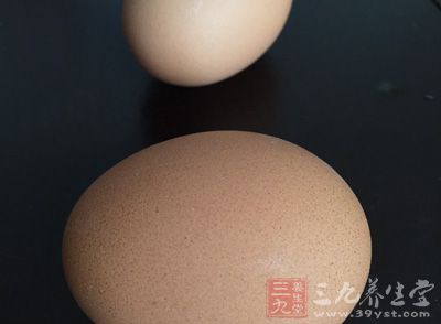 茧蛹300克，鸡蛋2个，干虾仁20克，料酒、葱姜汁各15克