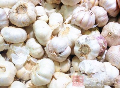 取2、3瓣大蒜拍碎放入碗内 取2、3瓣大蒜拍碎放入碗内