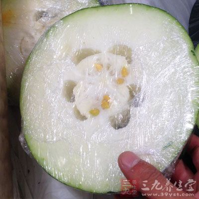 冬瓜适量，捣烂后用其汁涂于面部有斑点处