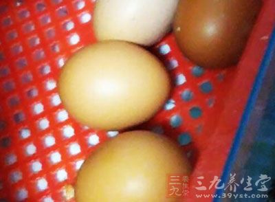 取新鲜鸡蛋一个,洗净,泡在一斤优质米醋里,等差不多一个月的时候,蛋壳就溶化在醋里了 取新鲜鸡蛋一个,洗净,泡在一斤优质米醋里,等差不多一个月的时候,蛋壳就溶化在醋里了