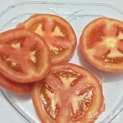 西红柿汁味道很好,尤其是自制的那种加了糖之后,但是效果比较一般,没看到脸上的斑斑有多大改善 西红柿汁味道很好,尤其是自制的那种加了糖之后,但是效果比较一般,没看到脸上的斑斑有多大改善